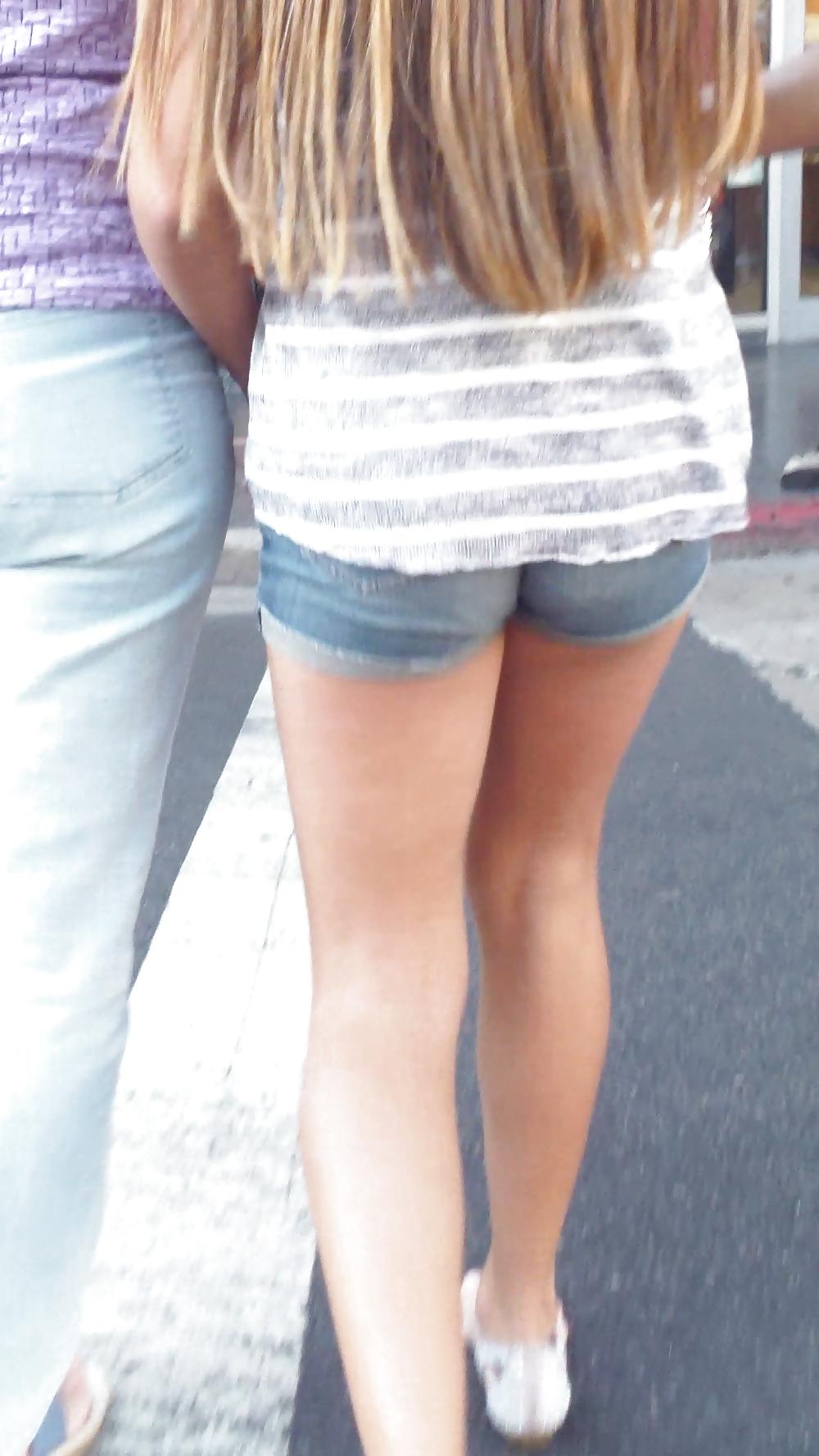 25P Teen ass crack & butt cheeks in jean shorts 