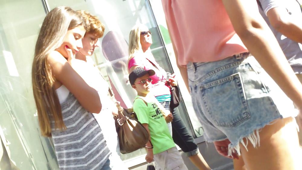25P Teen ass crack & butt cheeks in jean shorts 