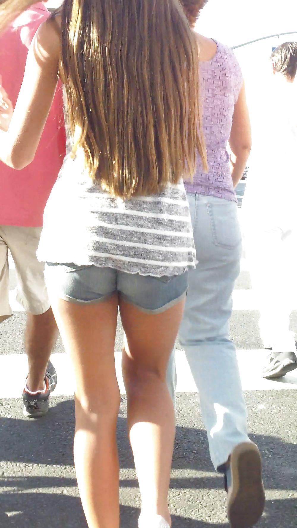 25P Teen ass crack & butt cheeks in jean shorts 