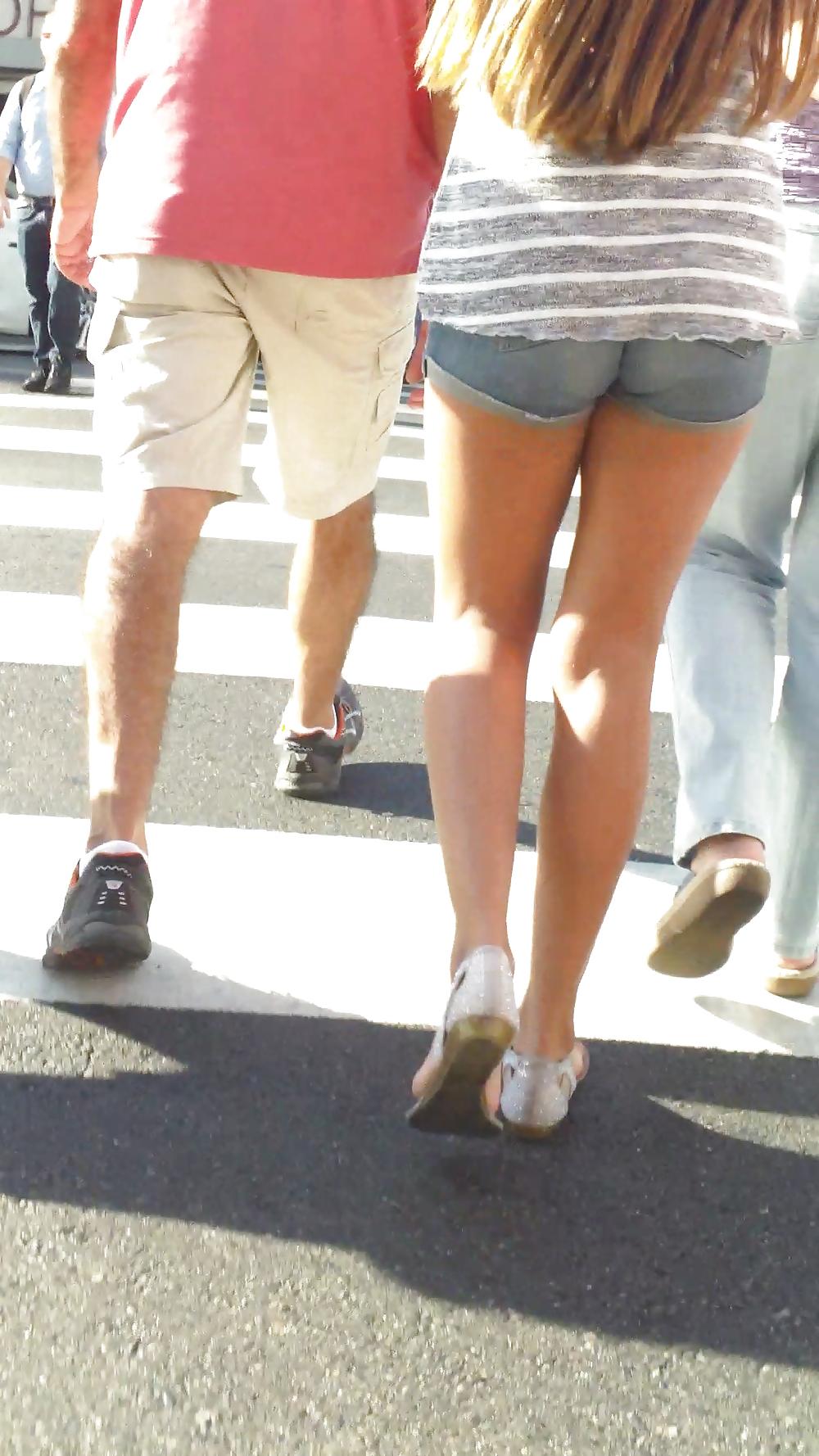 25P Teen ass crack & butt cheeks in jean shorts 