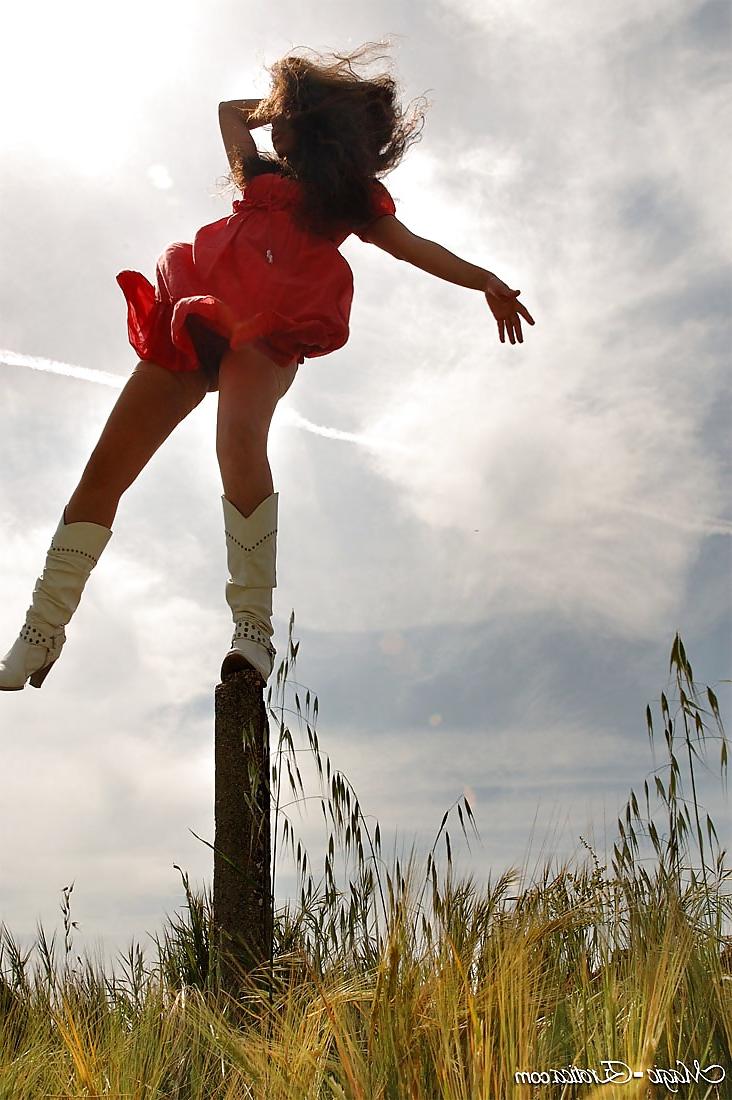 25P Upskirt View
