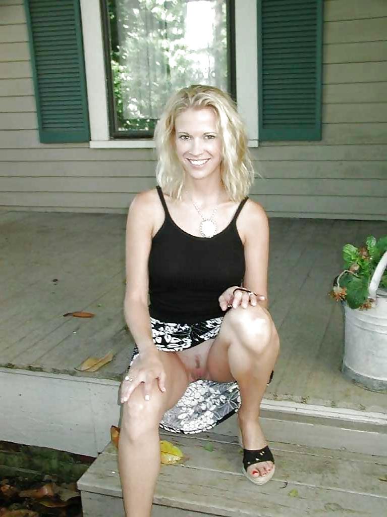 25P MILF Upskirt - 9