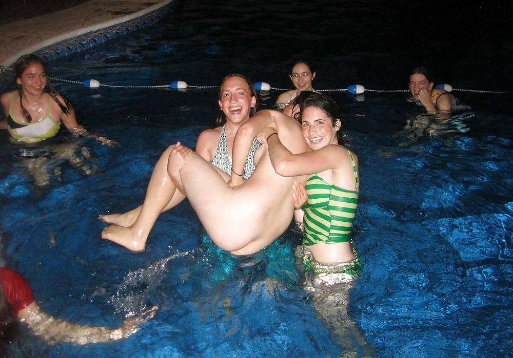 25P Embarrassed Nude Girls 17