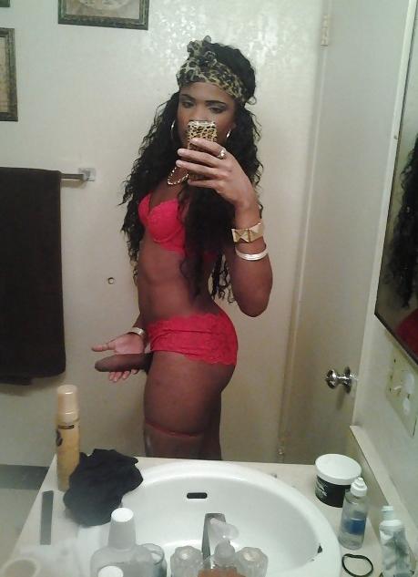 11P EBONY HUGE TRANNY DICK AND ASS