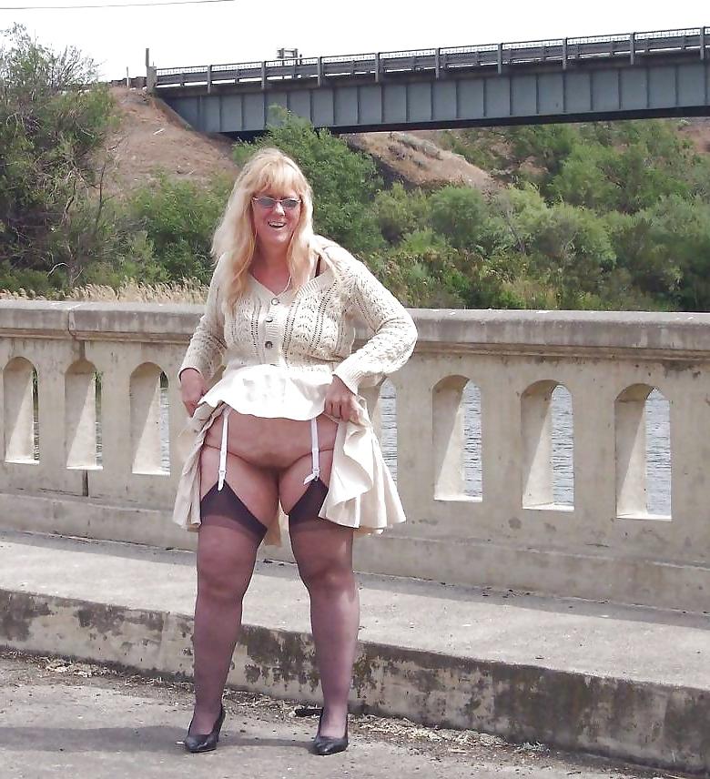 25P Les salopes ( granny showing pussy )