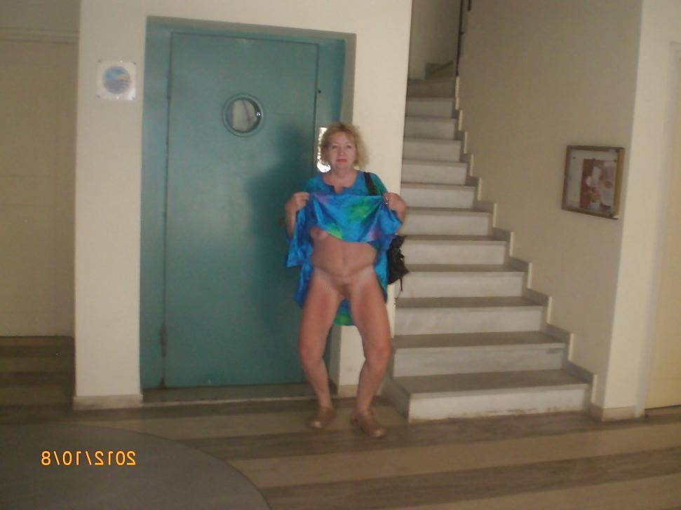 25P Les salopes ( granny showing pussy )