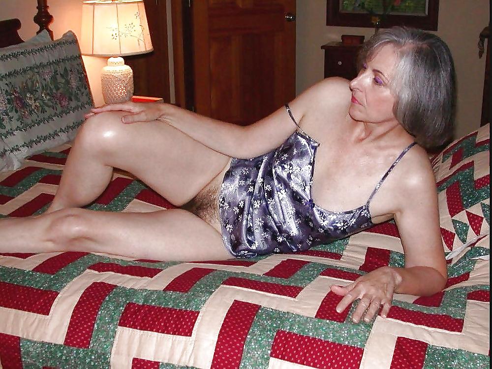 25P Les salopes ( granny showing pussy )
