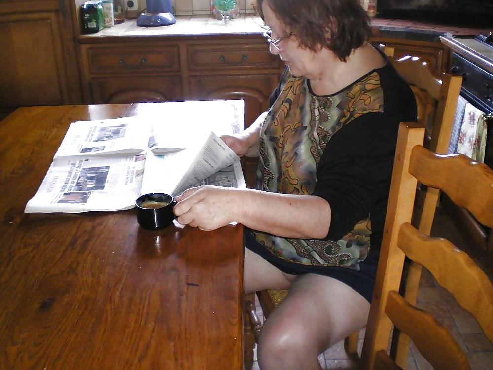 25P Les salopes ( granny showing pussy )