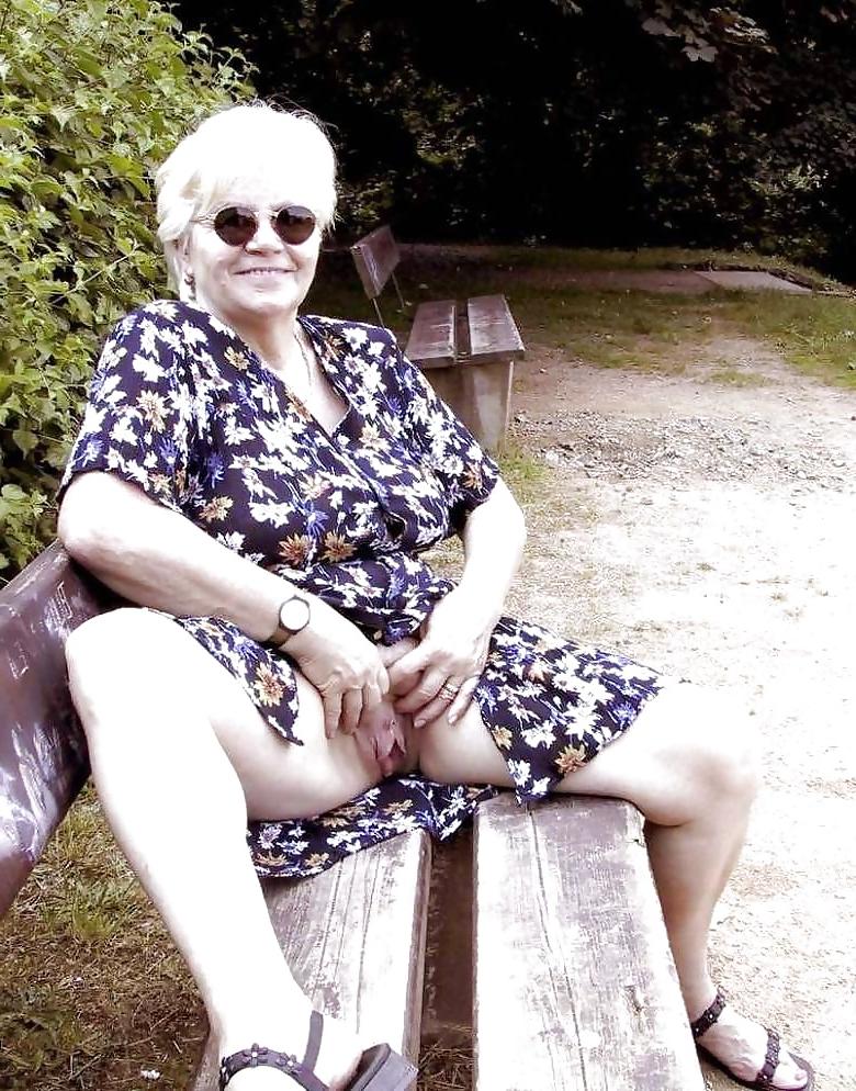 25P Les salopes ( granny showing pussy )