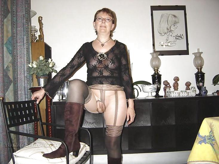 25P Les salopes ( granny showing pussy )