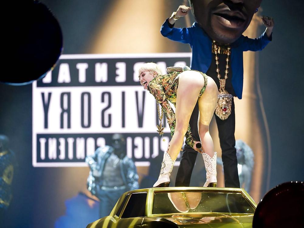 25P Miley Cyrus - hot Slut for a rough Fuck
