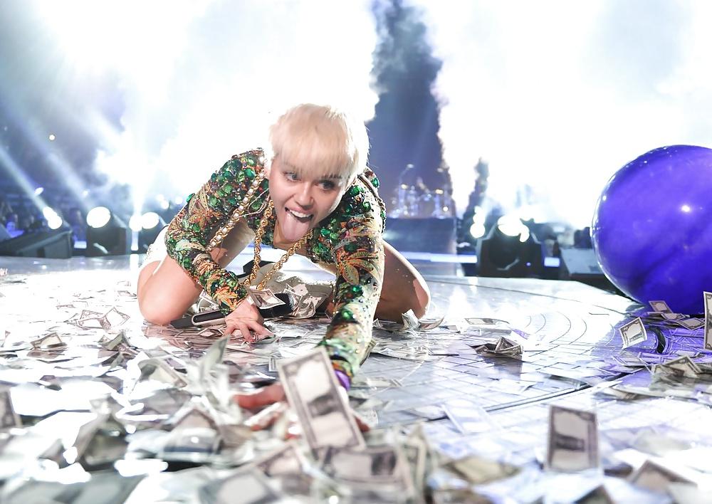 25P Miley Cyrus - hot Slut for a rough Fuck