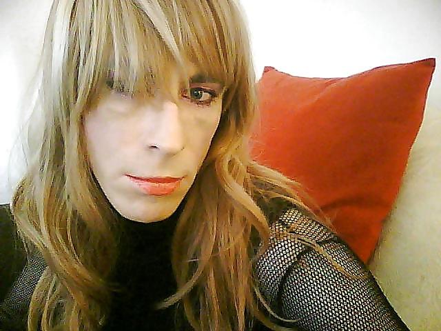 25P Crossdresser close up