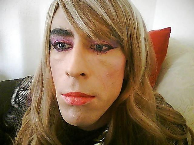 25P Crossdresser close up