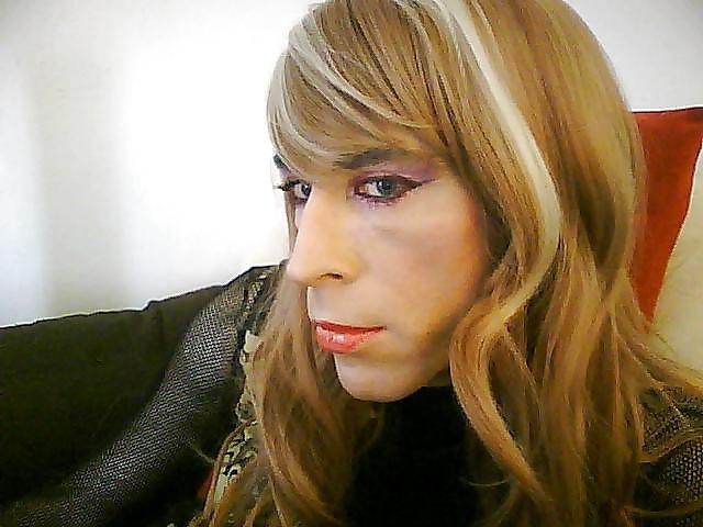 25P Crossdresser close up