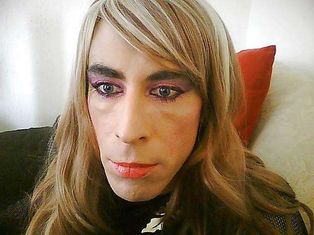 25P Crossdresser close up