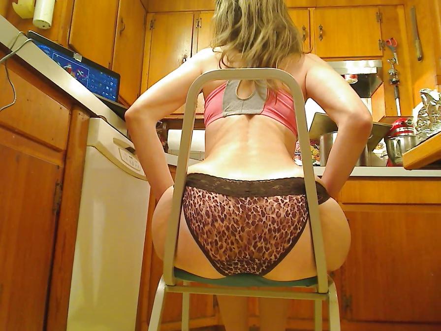 25P Ass and Soles Hot Tall Big Butt Mom!