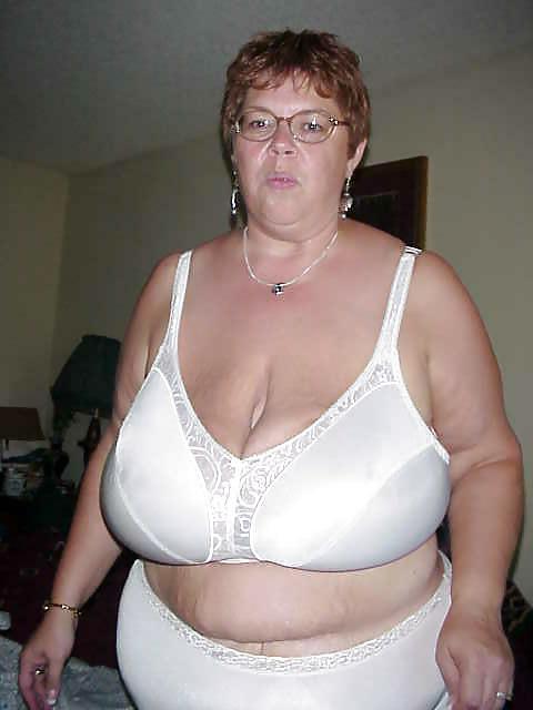 25P Bras on random women 6