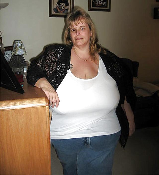 24P Random non nude busty women