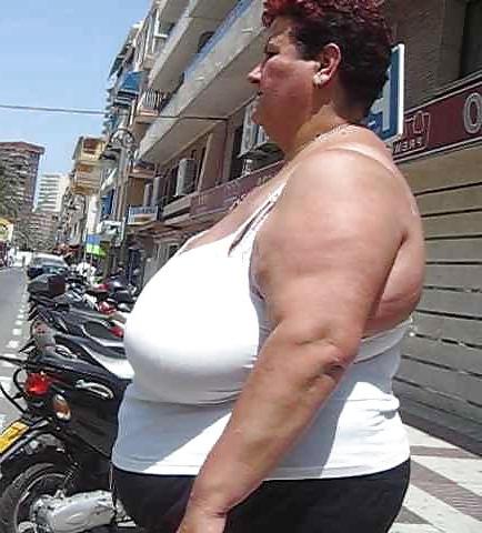 24P Random non nude busty women