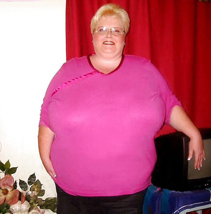 24P Random non nude busty women