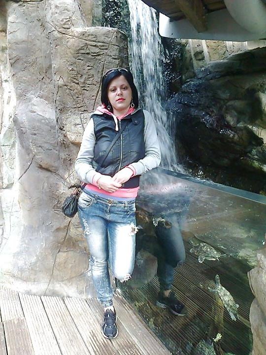 13P Romanian women: flory
