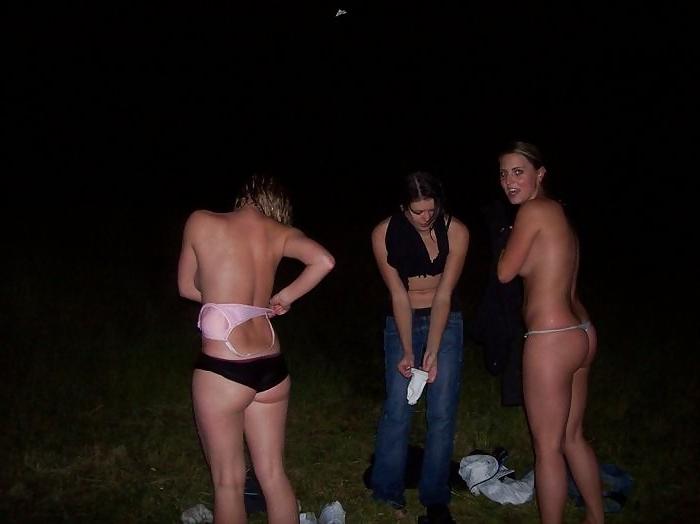 25P Embarrassed Nude Girls 21