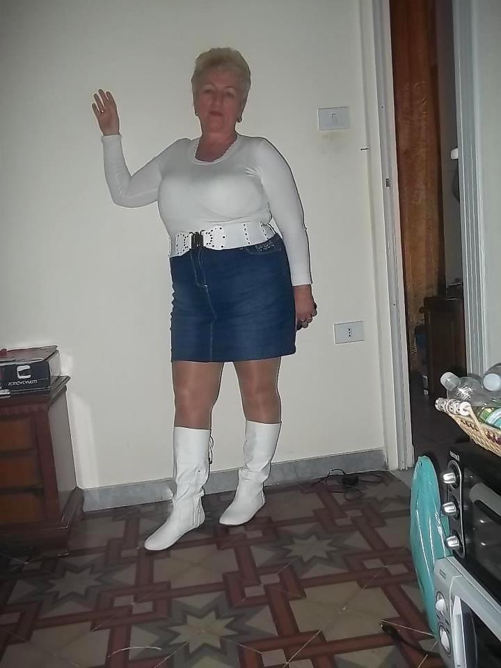 25P Busty granny Gina