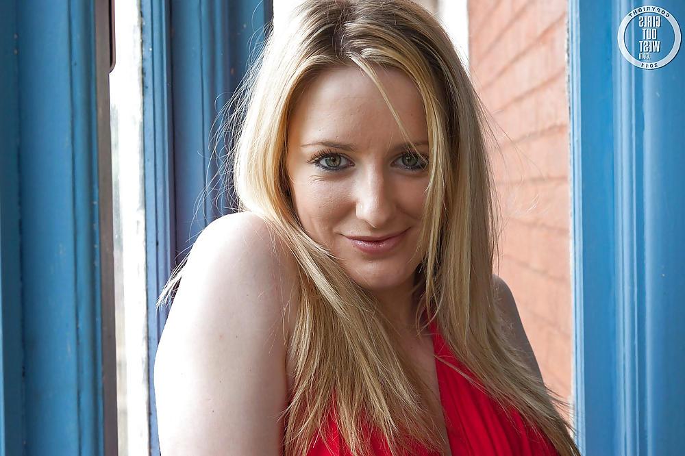 16P Amateur blonde Roxy fingers her beautiful hole