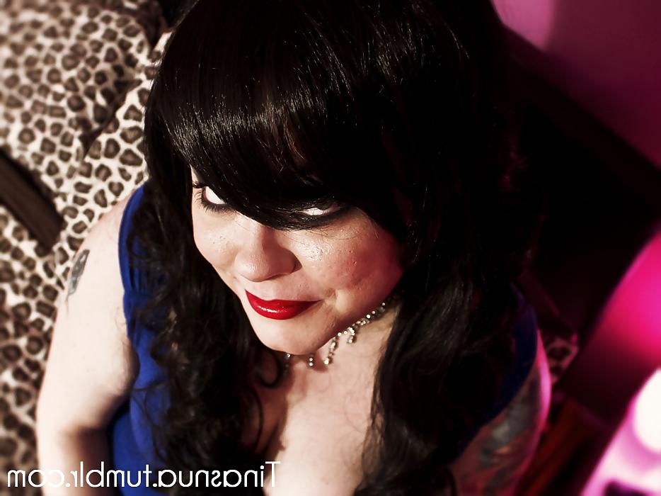 25P Tina Snua Getting Off With A Glass Dildo - BBW Pussy 