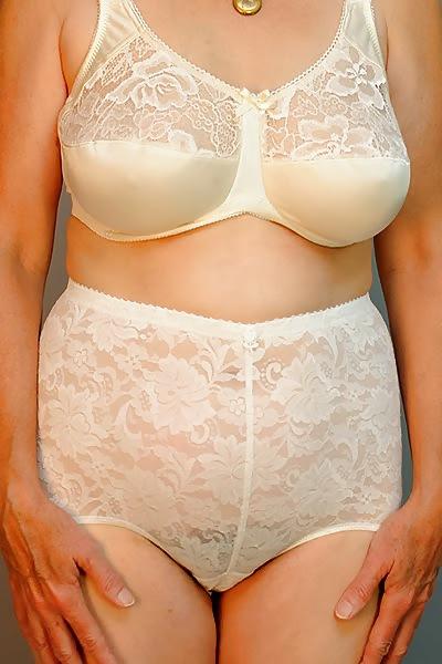 25P Bras on random women 5