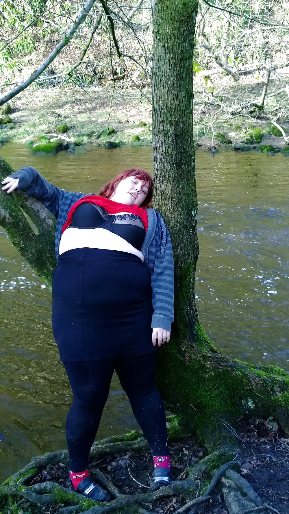 6P Tim Tess 19 BBW Tess out for a walk in the woods