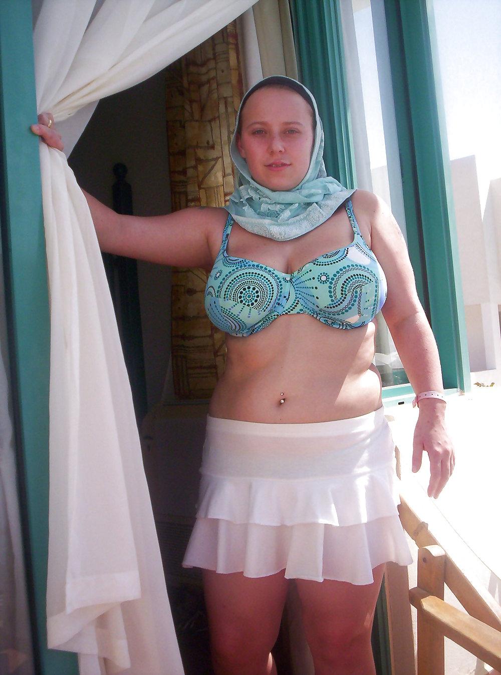 25P Chubby teen in swimsuit