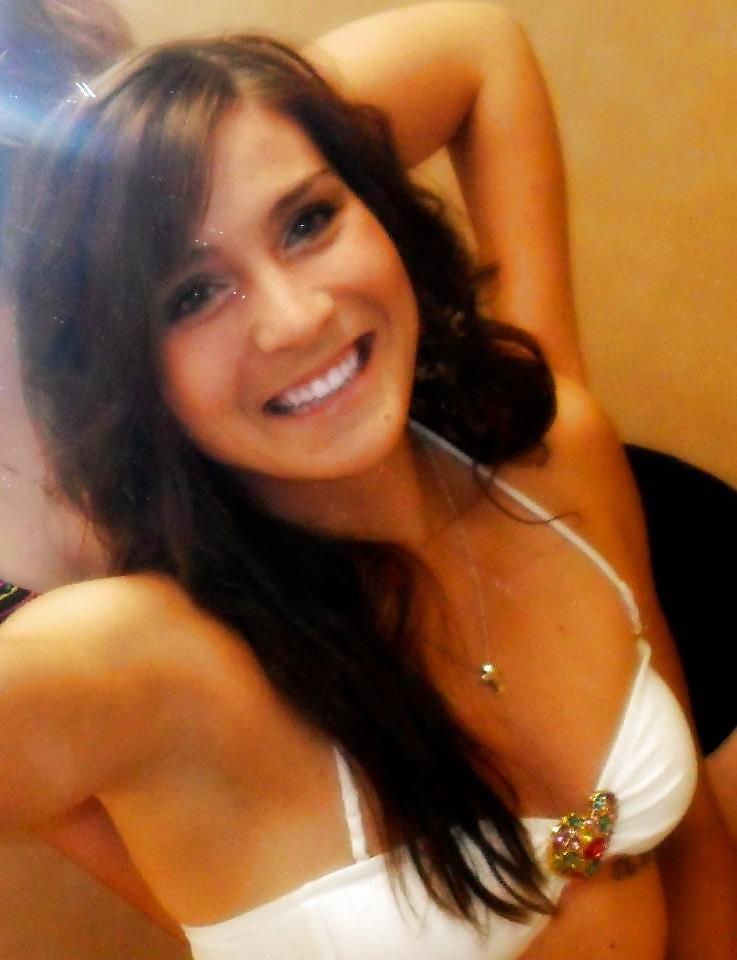 25P Hot teen girls wearing bikinis (non-nude)