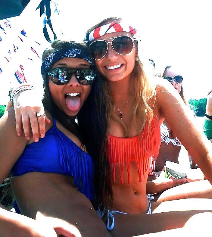 25P Hot teen girls wearing bikinis (non-nude)
