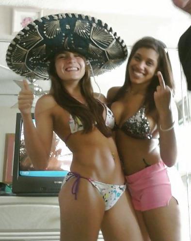 25P Hot teen girls wearing bikinis (non-nude)