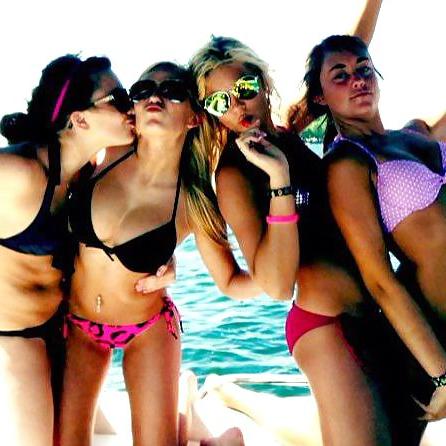 25P Hot teen girls wearing bikinis (non-nude)