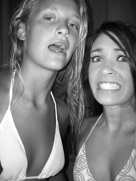25P Hot teen girls wearing bikinis (non-nude)