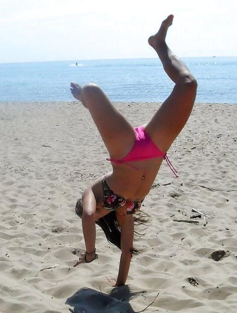 25P Hot teen girls wearing bikinis (non-nude)