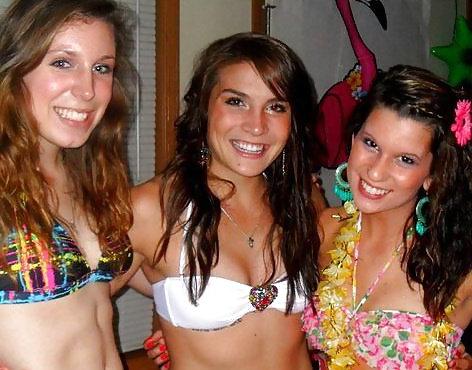 25P Hot teen girls wearing bikinis (non-nude)