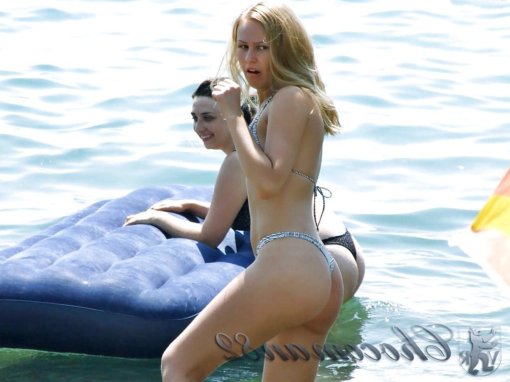 8P Voyeur en la playa