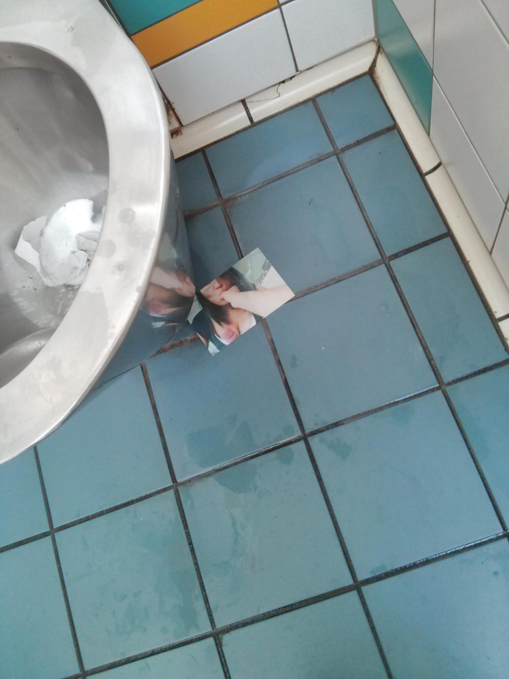 9P Asian wife pics exposed in public toilet