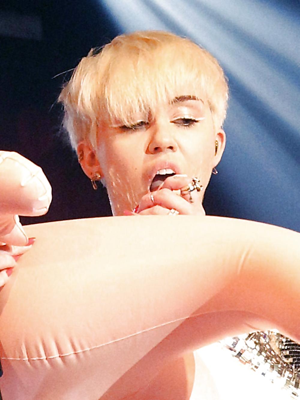 8P MILEY CYRUS SUCKS A RUBBER COCK ON STAGE