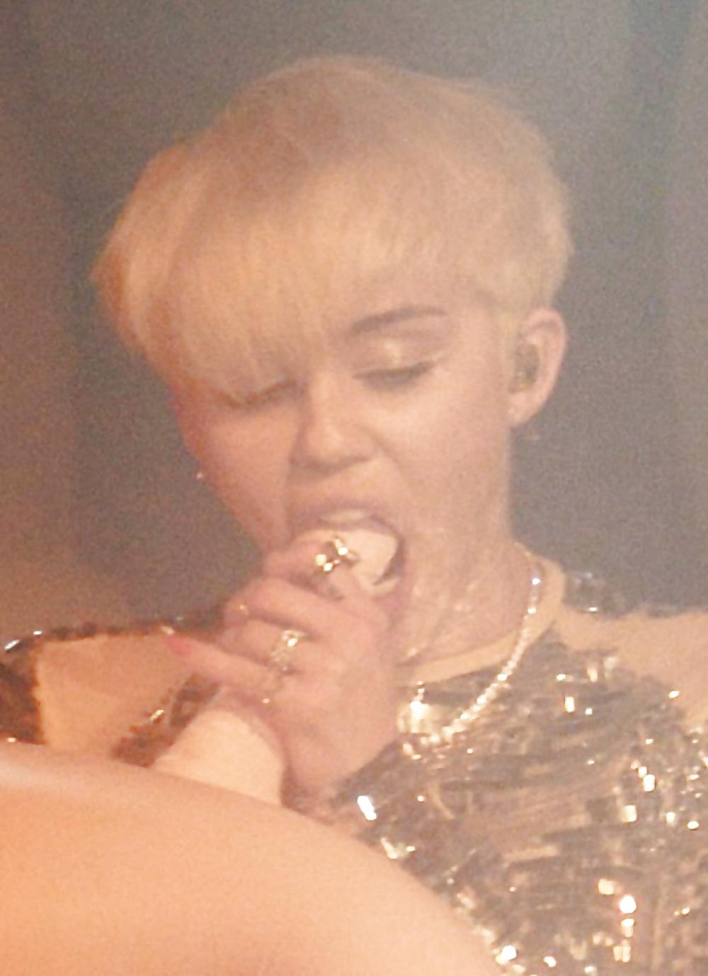 8P MILEY CYRUS SUCKS A RUBBER COCK ON STAGE