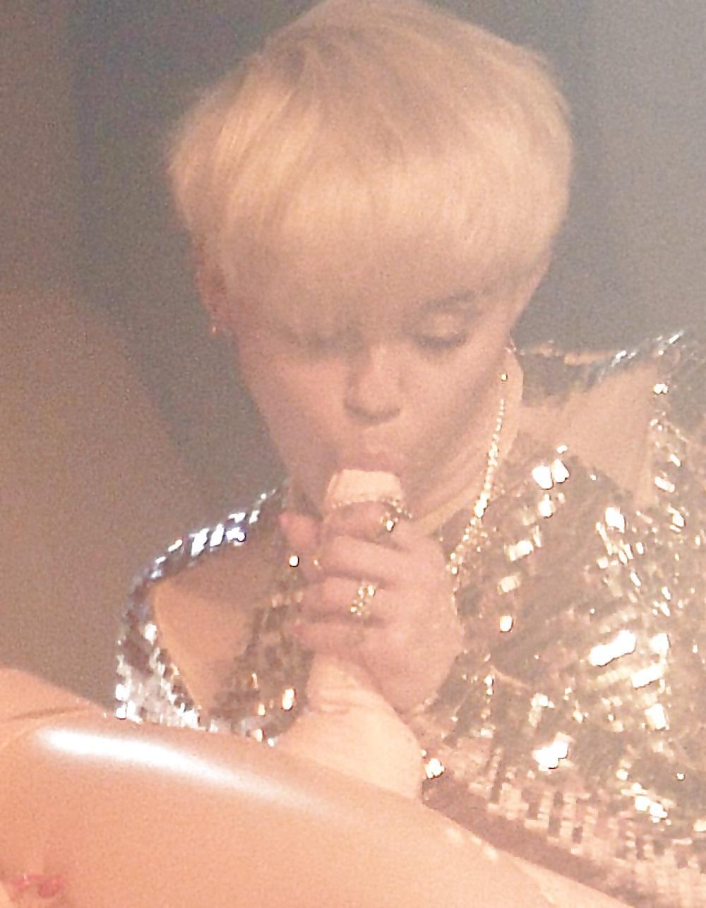 8P MILEY CYRUS SUCKS A RUBBER COCK ON STAGE