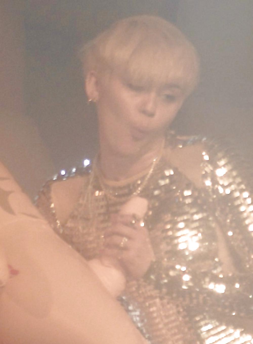8P MILEY CYRUS SUCKS A RUBBER COCK ON STAGE