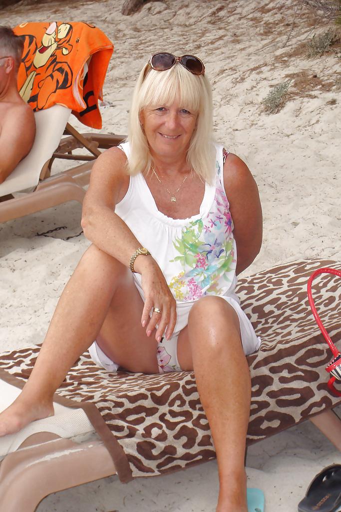 25P Upskirt matures