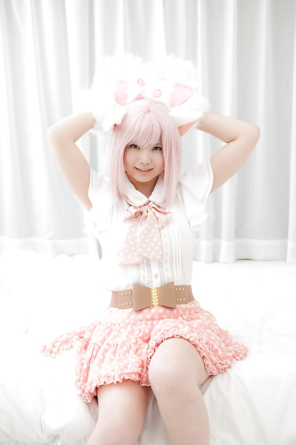 25P Asian Cosplay in White