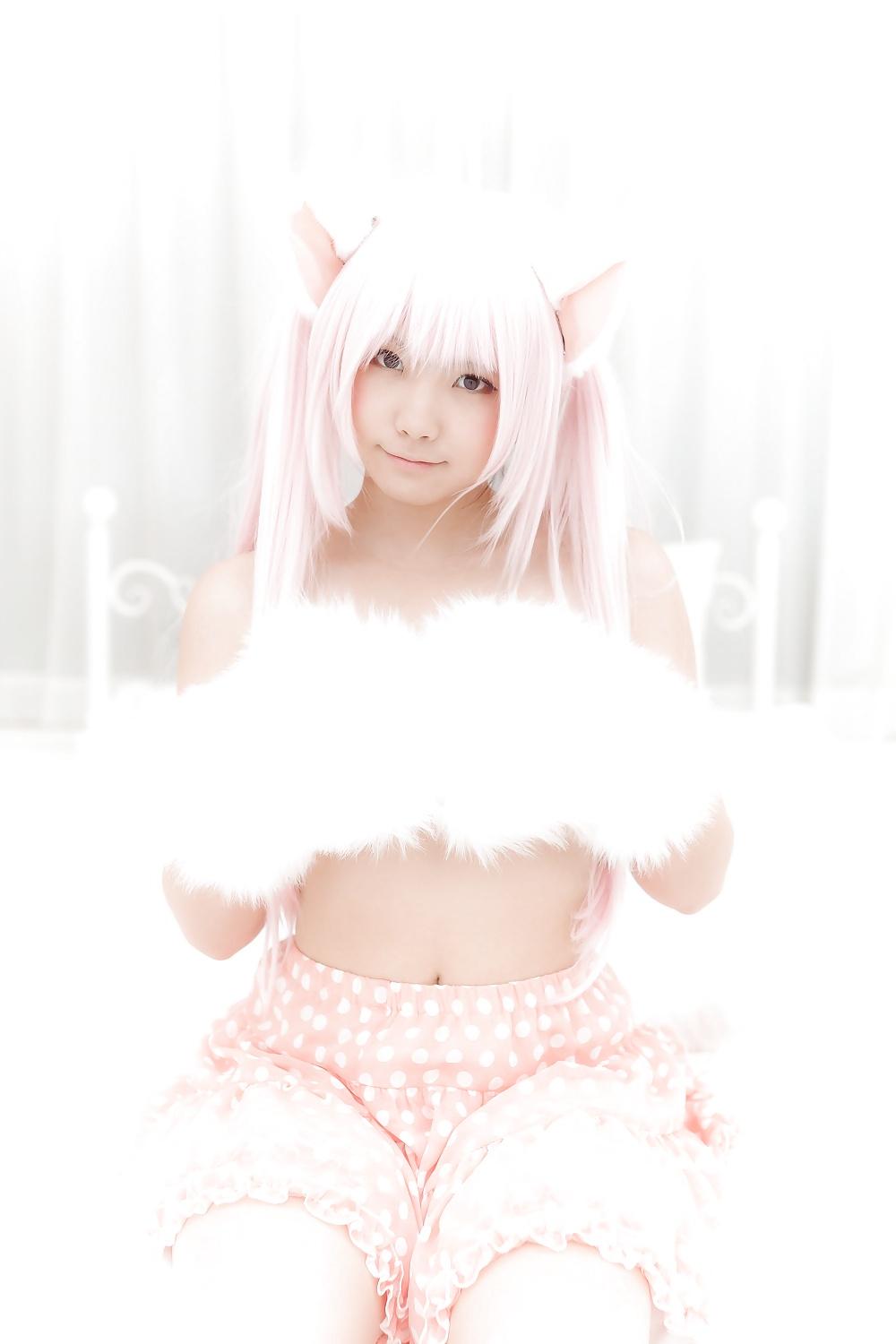 25P Asian Cosplay in White