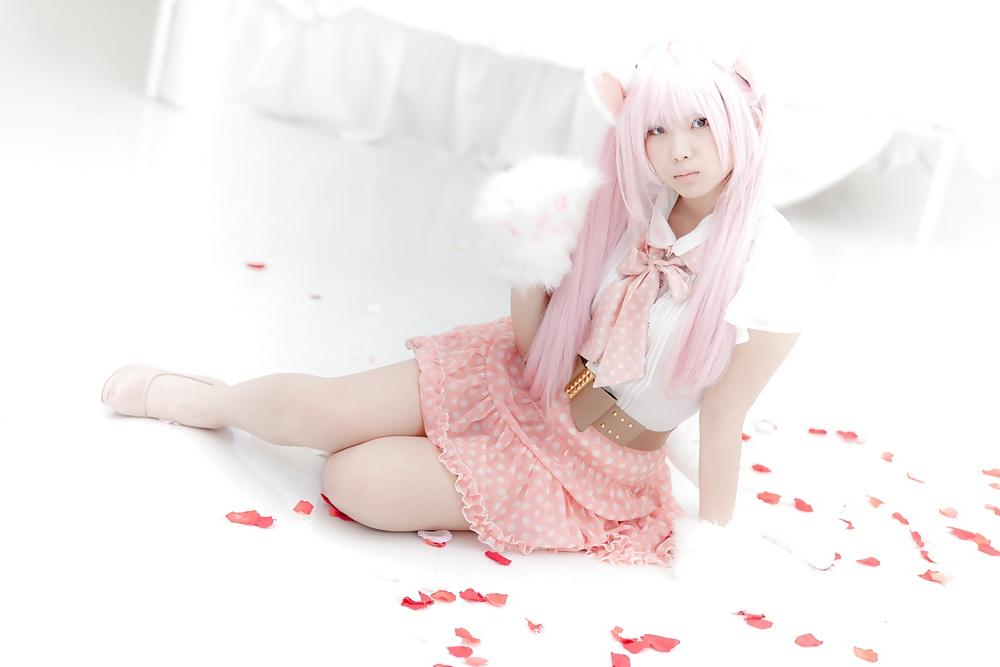 25P Asian Cosplay in White
